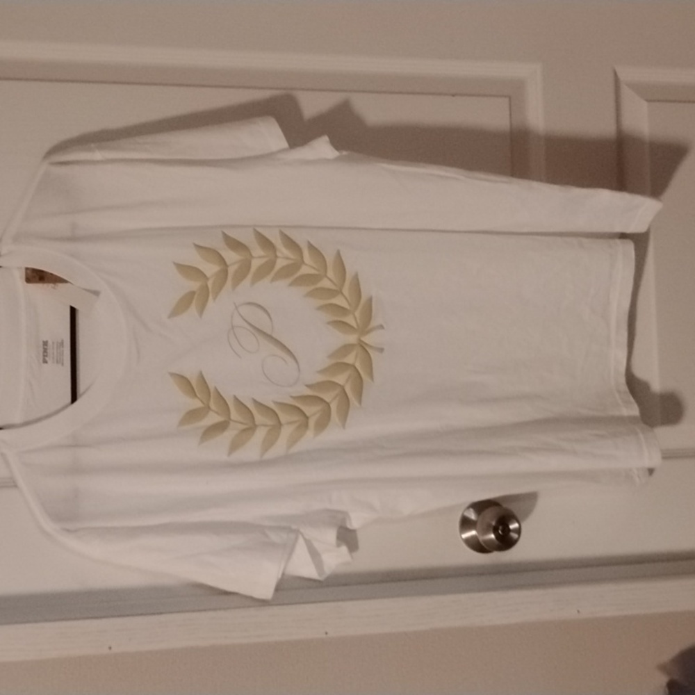 SOLD*NWT VS PINK Oversized White Tee w Tan Signature Crest Logo In Puff Vinyl XL